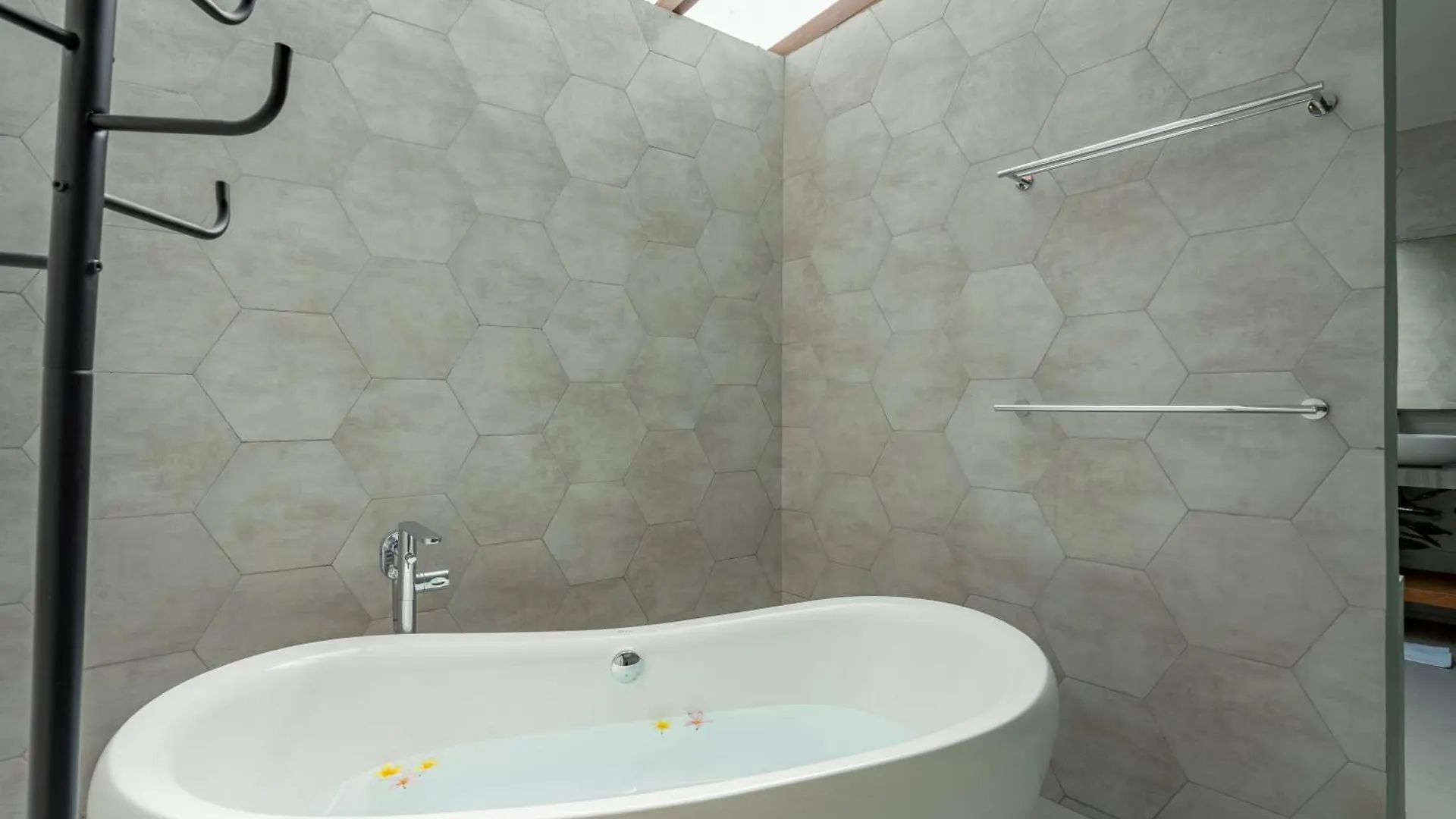 Villa Brawa 8G - 3 Bedroom Luxury Villa With Rooftop Walking Distance To The Beach Canggu  0*, Canggu (Bali) Indonesia