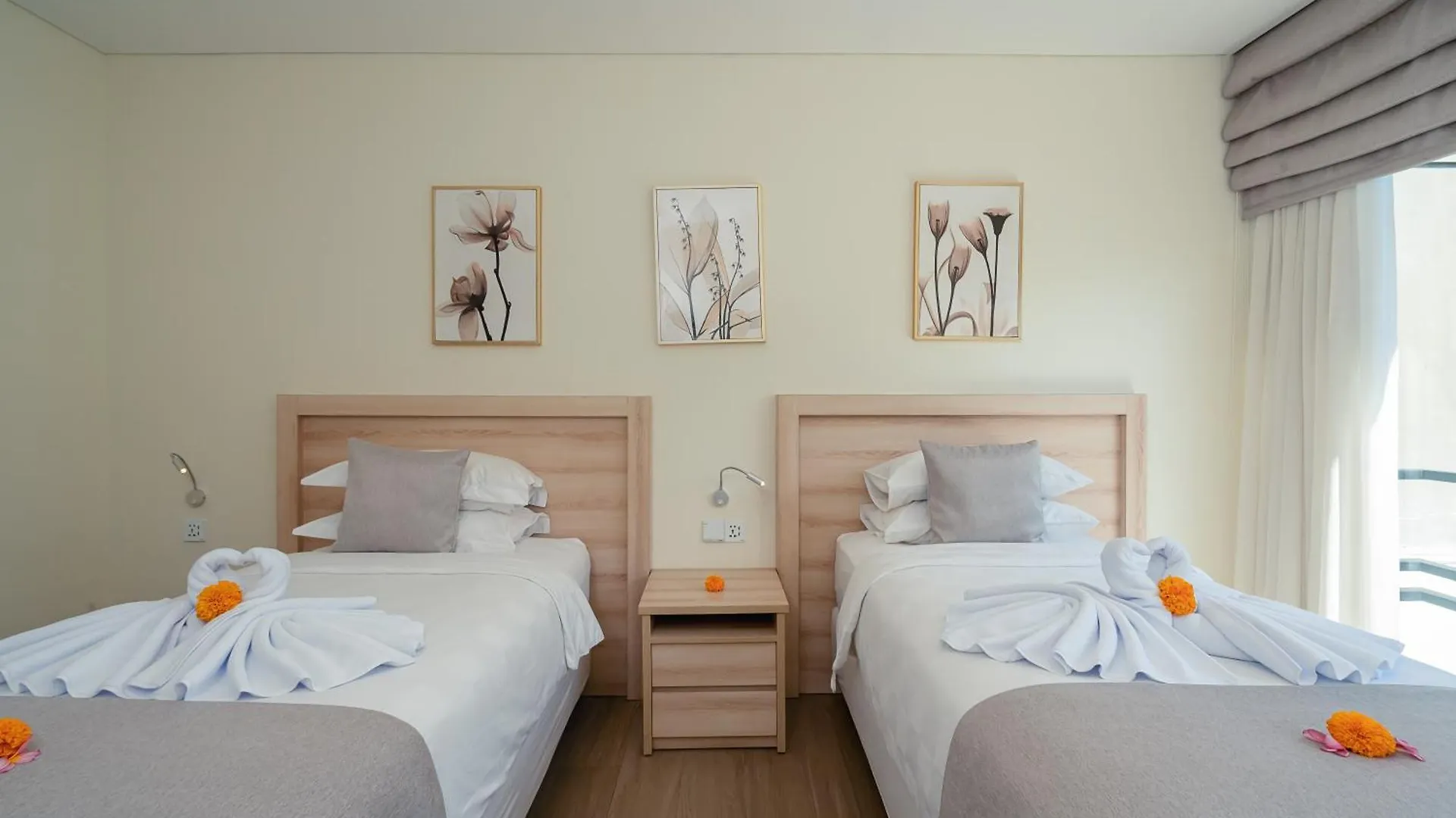 Villa Brawa 8G - 3 Bedroom Luxury Villa With Rooftop Walking Distance To The Beach Canggu  0*, Canggu (Bali)