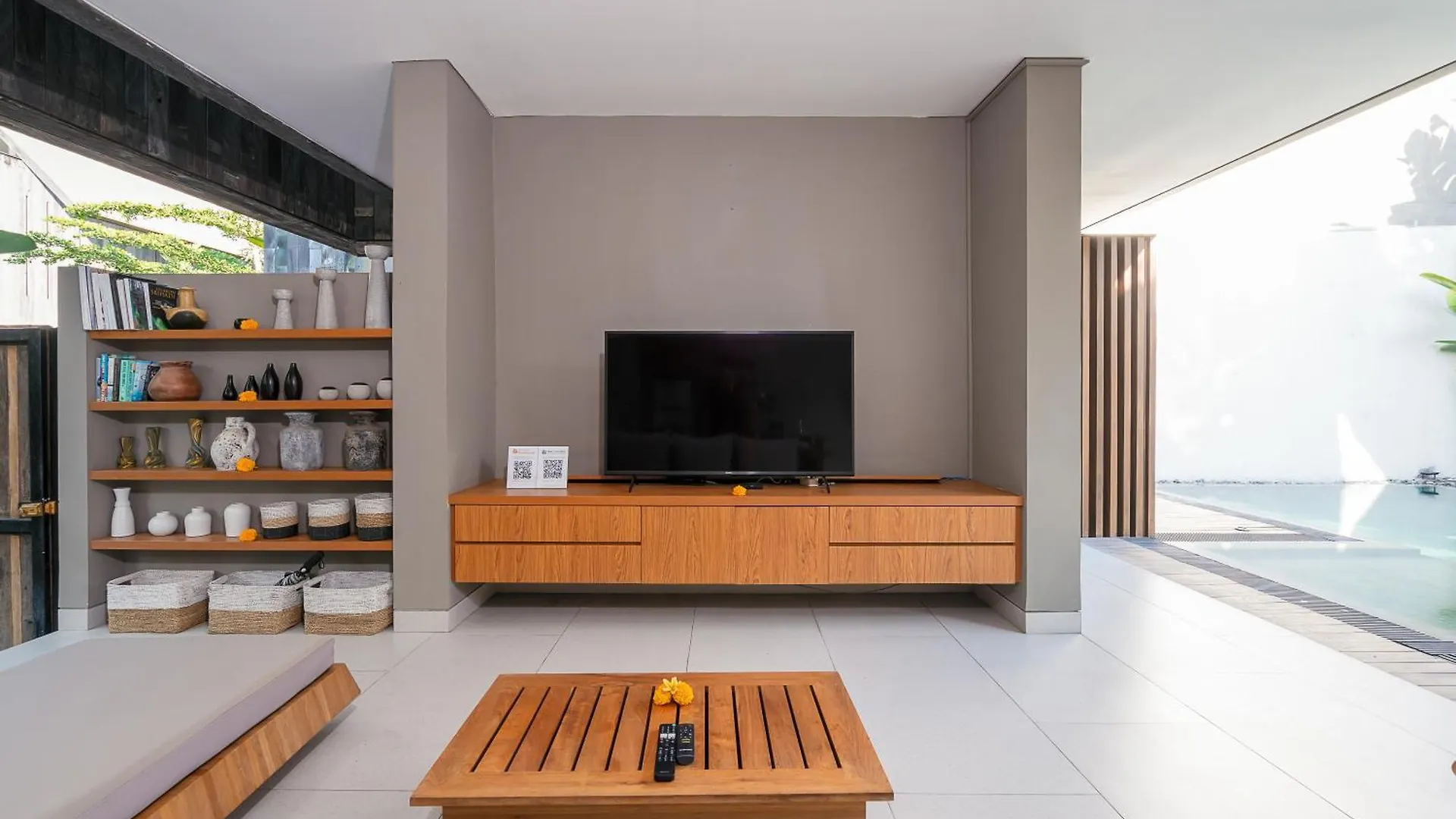 Villa Brawa 8G - 3 Bedroom Luxury Villa With Rooftop Walking Distance To The Beach Canggu