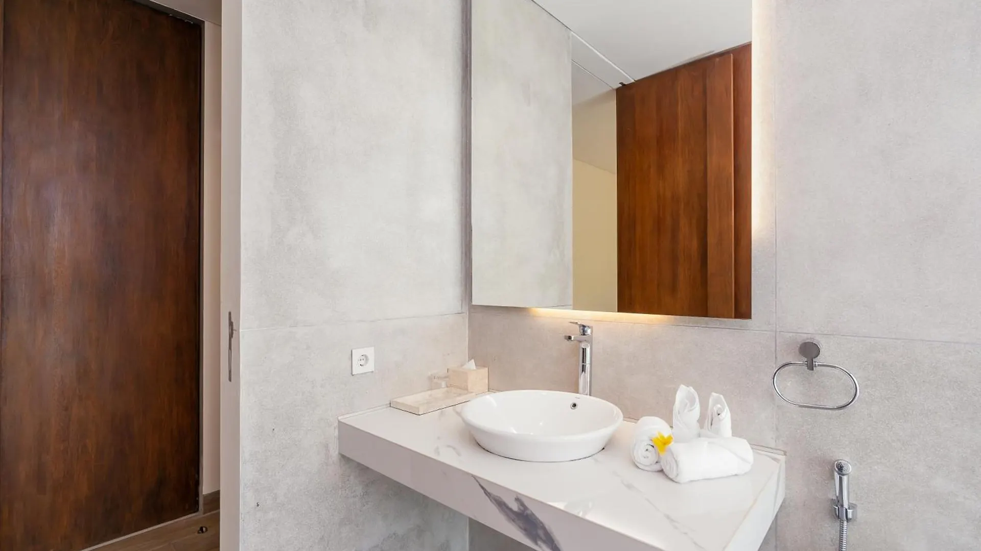 Villa Brawa 8G - 3 Bedroom Luxury Villa With Rooftop Walking Distance To The Beach Canggu  0*, Canggu (Bali)
