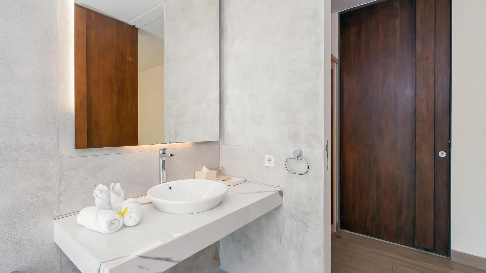 Villa Brawa 8G - 3 Bedroom Luxury Villa With Rooftop Walking Distance To The Beach Canggu