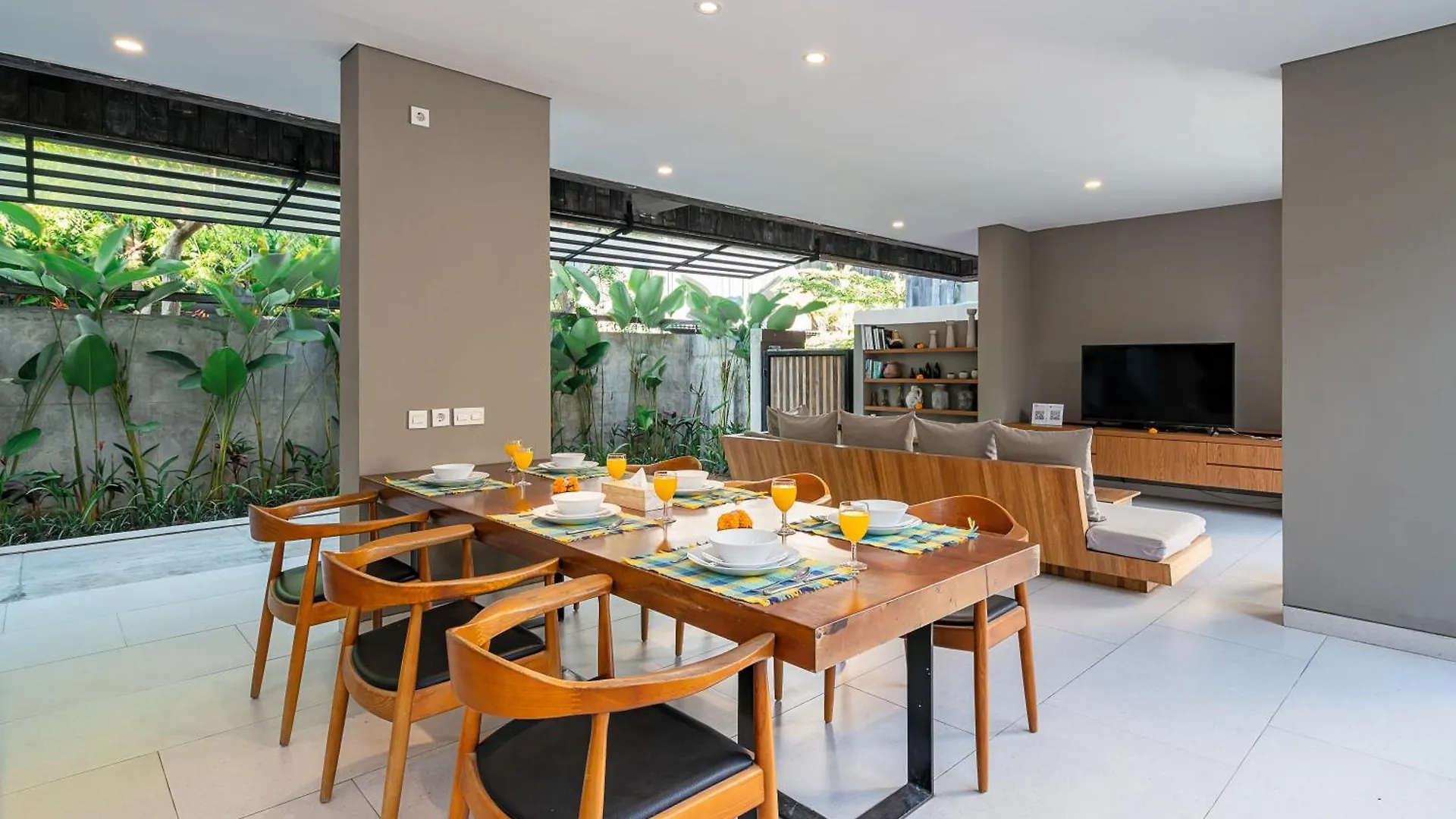 Villa Brawa 8G - 3 Bedroom Luxury Villa With Rooftop Walking Distance To The Beach Canggu  0*, Canggu (Bali)