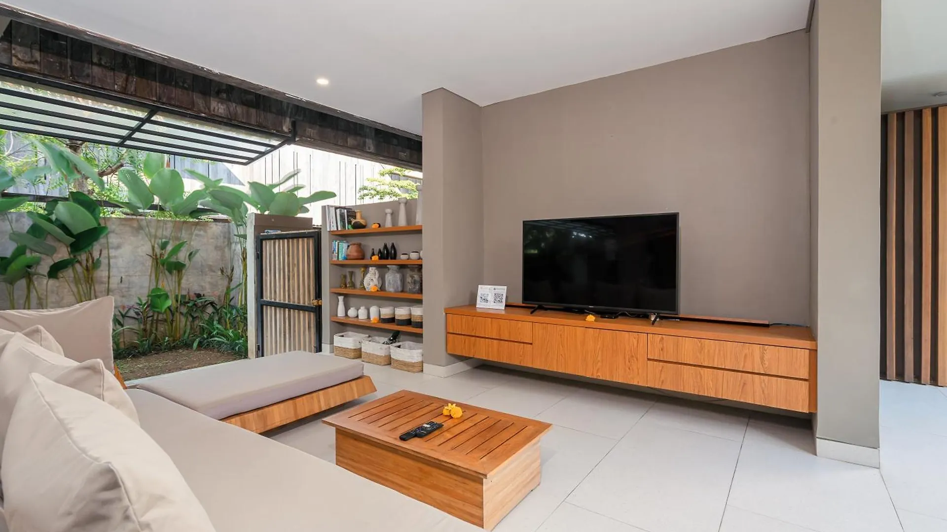 Villa Brawa 8G - 3 Bedroom Luxury Villa With Rooftop Walking Distance To The Beach Canggu